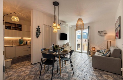 Lierna Apartment | Apartment Casa Royale Appartamento Acqua with Wi-Fi, A/C & Balcony