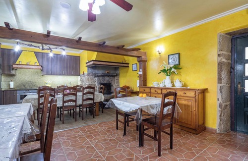 Barro Apartment | Apartment 'Casa Rural Os Carballos' with Private Pool, Wi-Fi and Air Conditioning