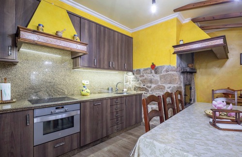 Barro Apartment | Apartment 'Casa Rural Os Carballos' with Private Pool, Wi-Fi and Air Conditioning