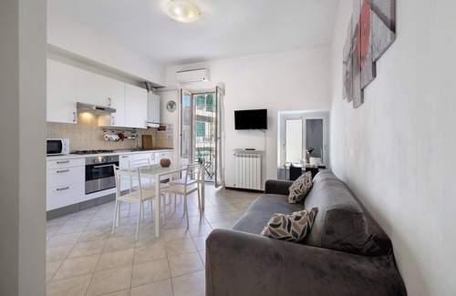 Loano Apartment | Apartment 'Casa Vacanza Nel Cuore Di Loano' with Balcony, Wi-Fi and Air Conditioning