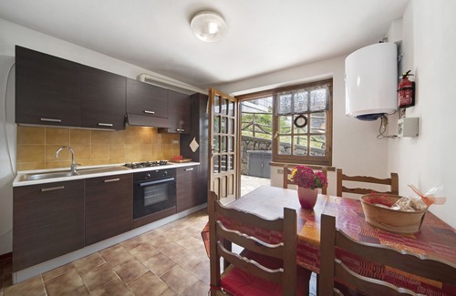 Ortanella Apartment | Apartment Casetta Guillo with Mountain view, Garden & Fireplace; Pet-Friendly