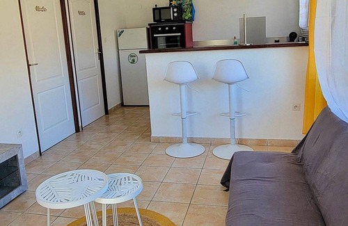 Cayenne Apartment | Apartment Cayenne Chic Elegant Design with Tropical Wood