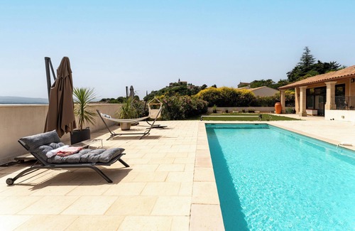 Crillon-le-Brave Apartment | Apartment 'Chambre Jasmin' with Mountain View, Wi-Fi and Air Conditioning