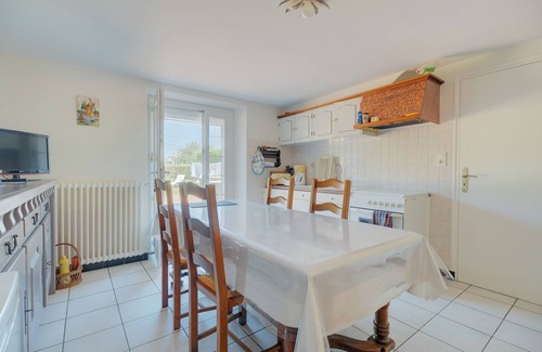 Cancale Apartment | Apartment 'Charmant De Plein Pied' with Private Garden and Wi-Fi