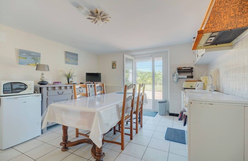 Cancale Apartment | Apartment 'Charmant De Plein Pied' with Private Garden and Wi-Fi