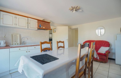Cancale Apartment | Apartment 'Charmant De Plein Pied' with Private Garden and Wi-Fi