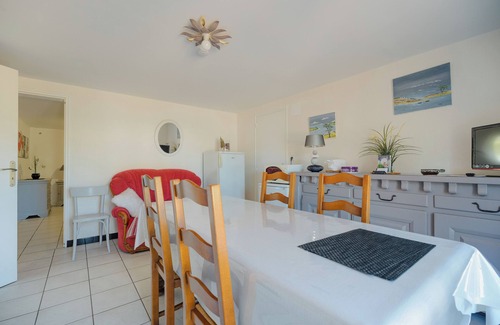 Cancale Apartment | Apartment 'Charmant De Plein Pied' with Private Garden and Wi-Fi