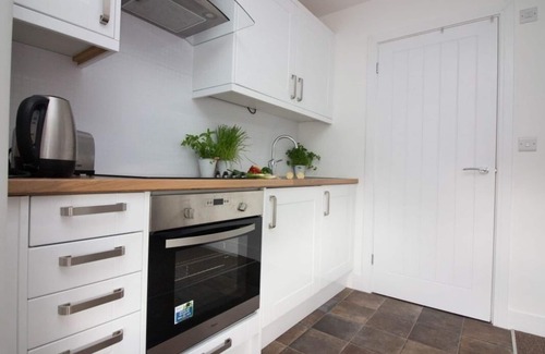 Eastleigh Apartment | Apartment close to Airport & transport links (3FF)