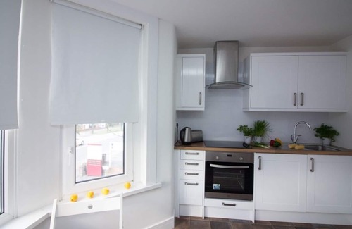 Eastleigh Apartment | Apartment close to Airport & transport links (3FF)