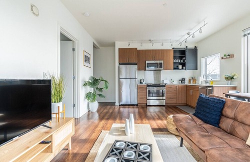 Mann Apartment | Apartment close to Downtown with Modern Furnishings