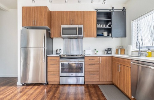 Mann Apartment | Apartment close to Downtown with Modern Furnishings
