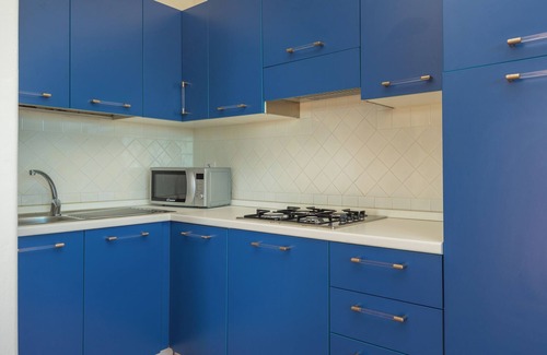 Porto Ottiolu Apartment | Apartment Close to the Beach with Balcony, Sea View & Air Conditioning
