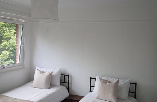 Glyndon Apartment | Apartment close to train station
