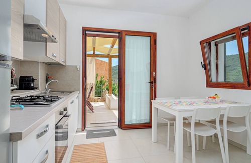 Schifoni Apartment | Apartment 'Comino' with Private Terrace, Wi-Fi and Air Conditioning