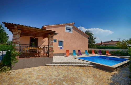 Cancini House | Apartment Complex Danny with common pool and BBQ