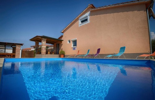 Cancini House | Apartment Complex Danny with common pool and BBQ