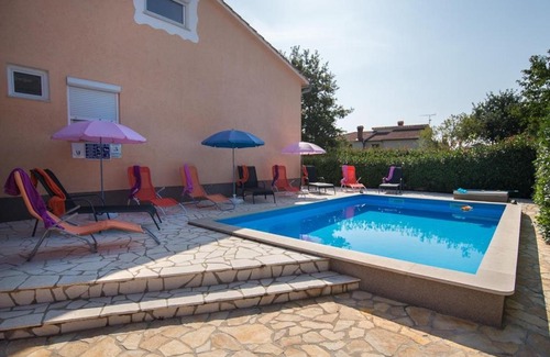 Cancini House | Apartment Complex Danny with common pool and BBQ