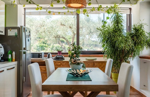 Montallegro Apartment | Apartment 'Con Veranda E Cucina' with Mountain View, Wi-Fi and Air Conditioning
