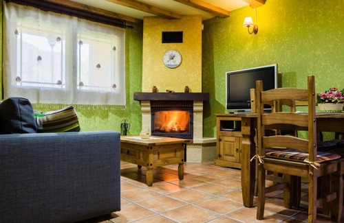 Caboalles de Abajo House | Apartment 'Cuartal' with Mountain View, Shared Pool and Wi-Fi