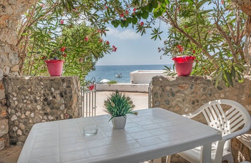 Mirties Apartment | Apartment 'D E D' with Sea View, Private Terrace and Wi-Fi