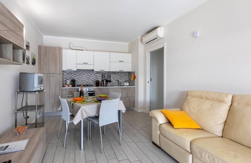 Rivoltella Apartment | Apartment 'Delizioso Residence Vista Lago' with Lake View, Wi-Fi and Air Conditioning