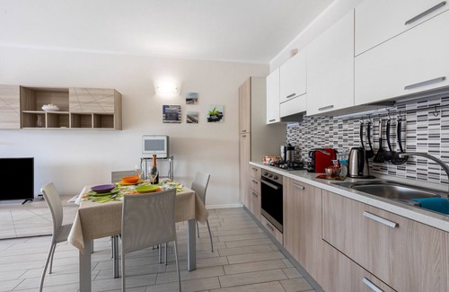 Rivoltella Apartment | Apartment 'Delizioso Residence Vista Lago' with Lake View, Wi-Fi and Air Conditioning