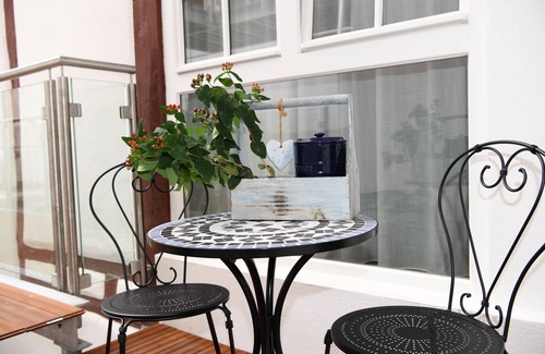 Heppenheim Apartment | Apartment 'Das Schiefe Haus Whg Festspiele' with Wi-Fi