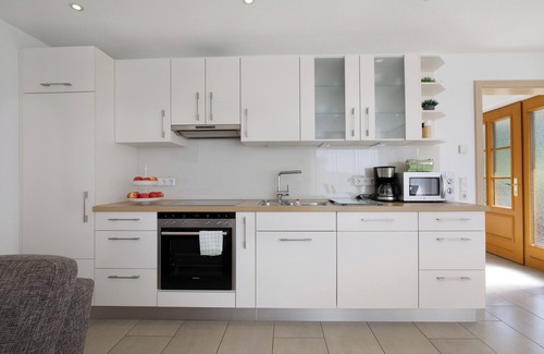 Ebersbach an der Fils Apartment | Apartment 'Kiesel' with Private Terrace and Wi-Fi