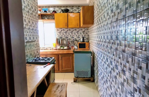 Kribi House | Apartment decorated with natural plants and artistic paintings.