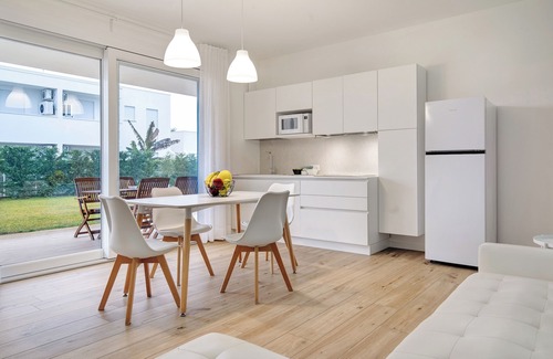 Lido di Jesolo Apartment | Apartment 'Deluxe 6' with Shared Garden, Wi-Fi and Air Conditioning