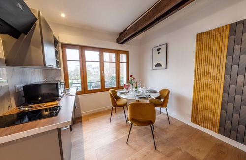 Saint-Quentin Apartment | Apartment-Deluxe-Ensuite with Shower-Street View