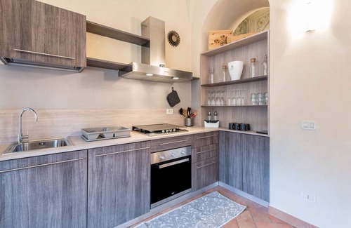 Lonato del Garda Apartment | Apartment 'Dimora Cerutti 1755' with Private Garden, Wi-Fi and Air Conditioning