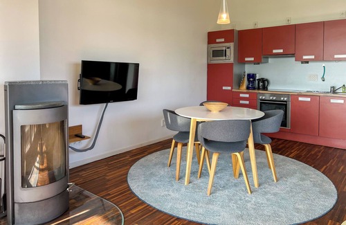 Muritz Apartment | Apartment Direkt am See mit Balkon und Kamin Wiesengeflüster