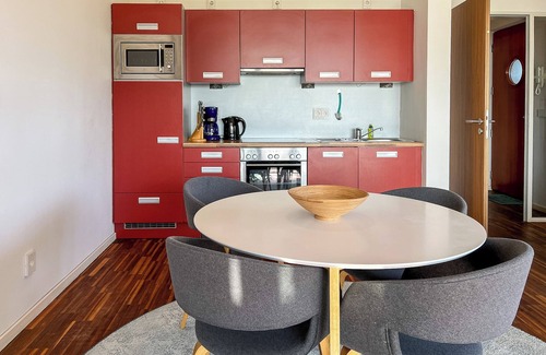 Muritz Apartment | Apartment Direkt am See mit Balkon und Kamin Wiesengeflüster