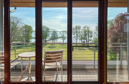 Muritz Apartment | Apartment Direkt am See mit Balkon und Kamin Wiesengeflüster