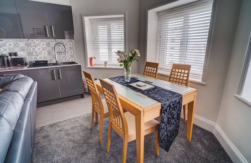 Colwyn Bay Apartment | Apartment Double Ensuite with Shower & Sea View at Beachmount Holiday Apartments