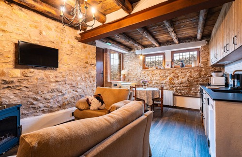 Vilafranca House | Apartment 'El Nido' with Mountain View, Private Terrace and Private Garden