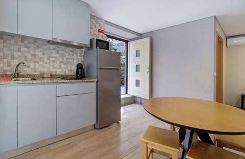Vilar da Veiga Apartment | Apartment 'E' with Mountain View, Wi-Fi and Air Conditioning