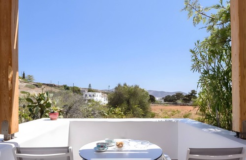 Psathi House | Apartment 'Echinousa Kimolos katoikia no6' with Mountain View, Wi-Fi and Air Conditioning