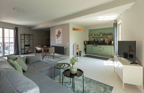 Grossostheim Apartment | Apartment 'Eckhaus - Balkon' with Shared Terrace and Wi-Fi