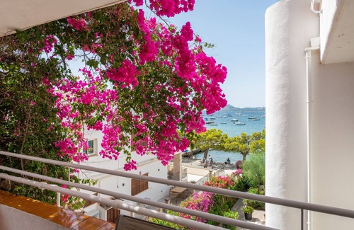 Puerto de Pollensa Apartment | Apartment 'El Barco' with Balcony and Wi-Fi