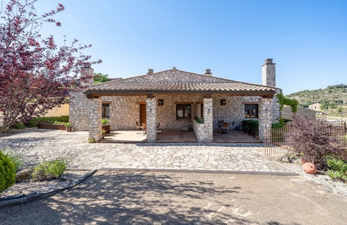 Conesa Apartment | Apartment 'El Clos 4' with Private Terrace, Shared Garden and Wi-Fi