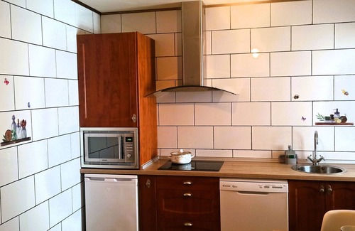 Abalos Apartment | Apartment 'El Guardaviñas El Prado' with Mountain View, Shared Terrace and Wi-Fi