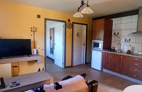 Abalos Apartment | Apartment 'El Guardaviñas Periquita' with Mountain View, Shared Terrace and Wi-Fi