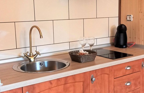 Abalos Apartment | Apartment 'El Guardaviñas Periquita' with Mountain View, Shared Terrace and Wi-Fi