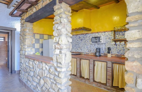 Barbate Apartment | Apartment 'El Nogal' with Shared Pool, Wi-Fi and Air Conditioning