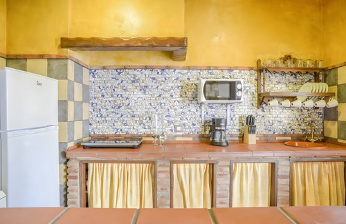 Barbate Apartment | Apartment 'El Nogal' with Shared Pool, Wi-Fi and Air Conditioning