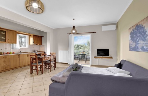 Agios Ioannis Apartment | Apartment 'Elaia 2' with Sea View, Wi-Fi and Air Conditioning