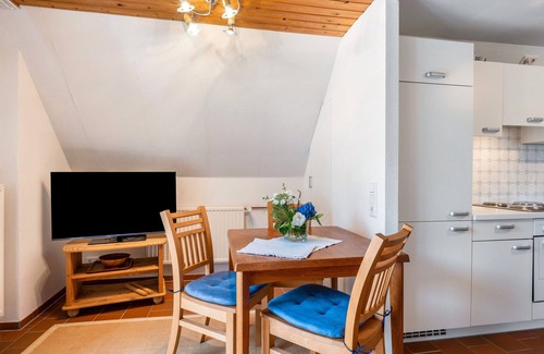 Suederhafen Apartment | Apartment 'Ella Walter, Kiek Ut' with Private Terrace, Shared Garden and Wi-Fi