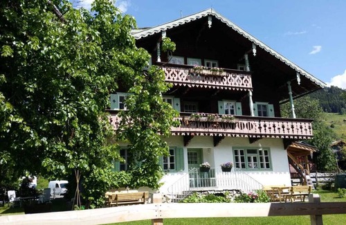 Muhlbach im Pinzgau Apartment | Apartment "Emerald" in traditional Austrian wooden chalet